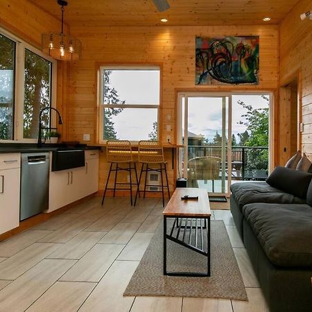 1-Bedroom Knotty Pine Cabin W Sauna & Jacuzzi Sooke Esterno foto
