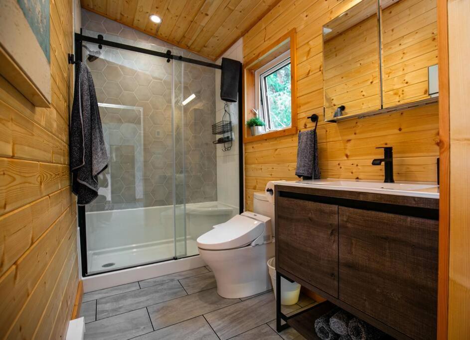 1-Bedroom Knotty Pine Cabin W Sauna & Jacuzzi Sooke Esterno foto