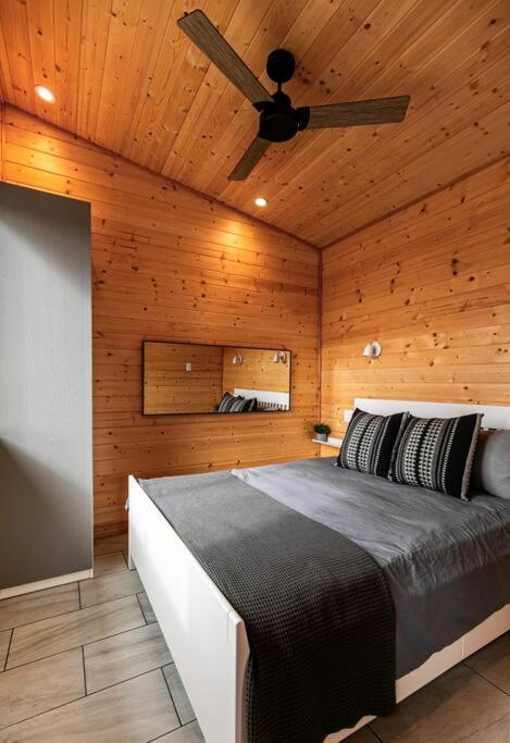 1-Bedroom Knotty Pine Cabin W Sauna & Jacuzzi Sooke Esterno foto