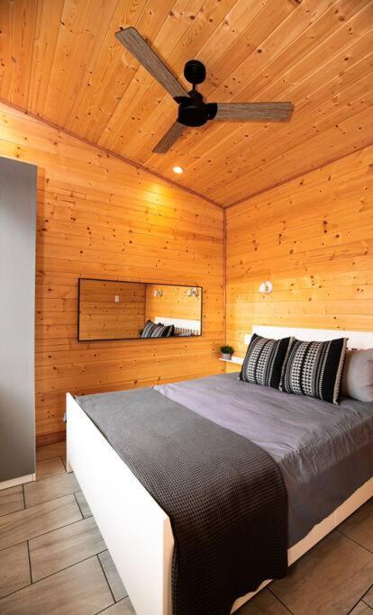 1-Bedroom Knotty Pine Cabin W Sauna & Jacuzzi Sooke Esterno foto