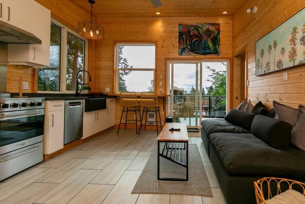 1-Bedroom Knotty Pine Cabin W Sauna & Jacuzzi Sooke Esterno foto