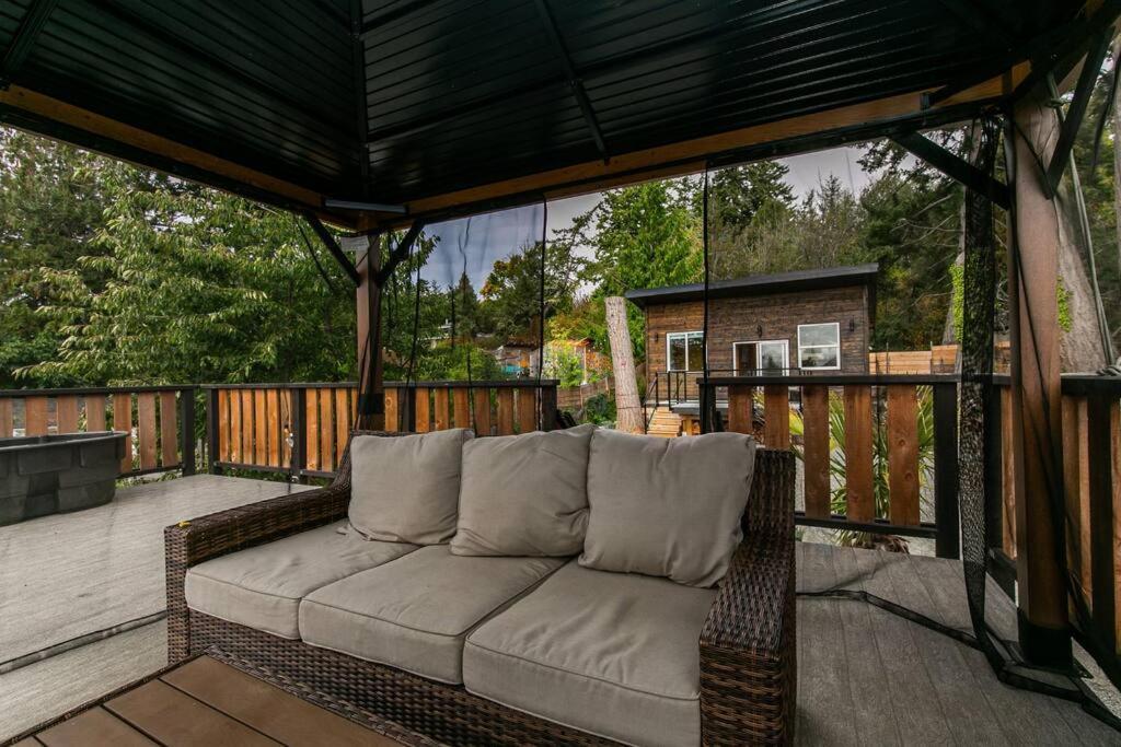 1-Bedroom Knotty Pine Cabin W Sauna & Jacuzzi Sooke Esterno foto