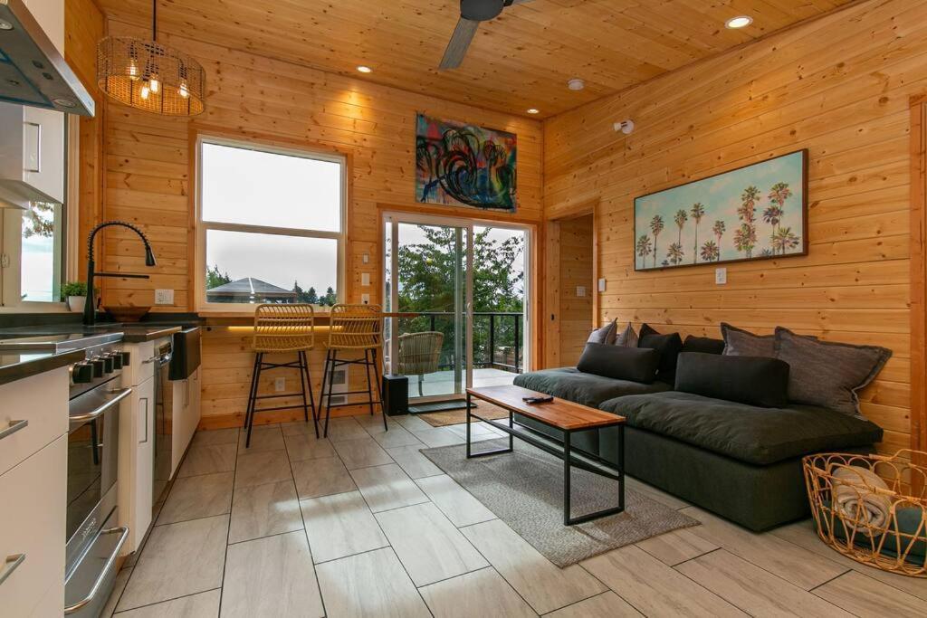 1-Bedroom Knotty Pine Cabin W Sauna & Jacuzzi Sooke Esterno foto
