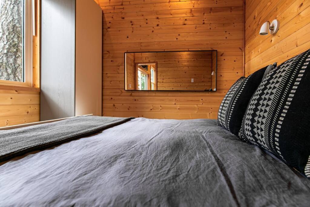 1-Bedroom Knotty Pine Cabin W Sauna & Jacuzzi Sooke Esterno foto