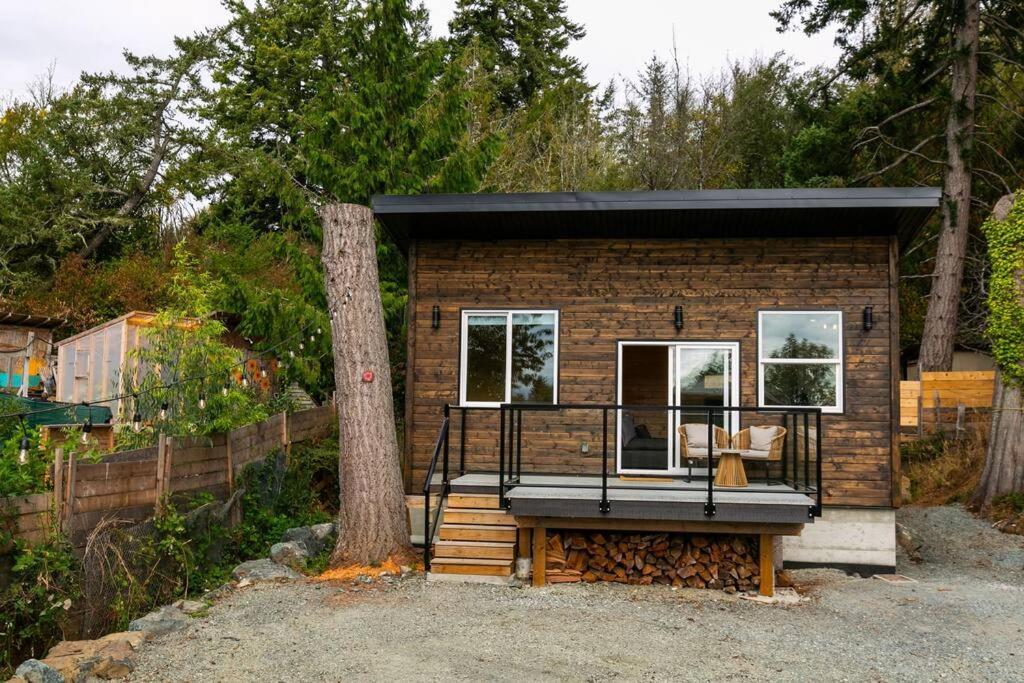 1-Bedroom Knotty Pine Cabin W Sauna & Jacuzzi Sooke Esterno foto