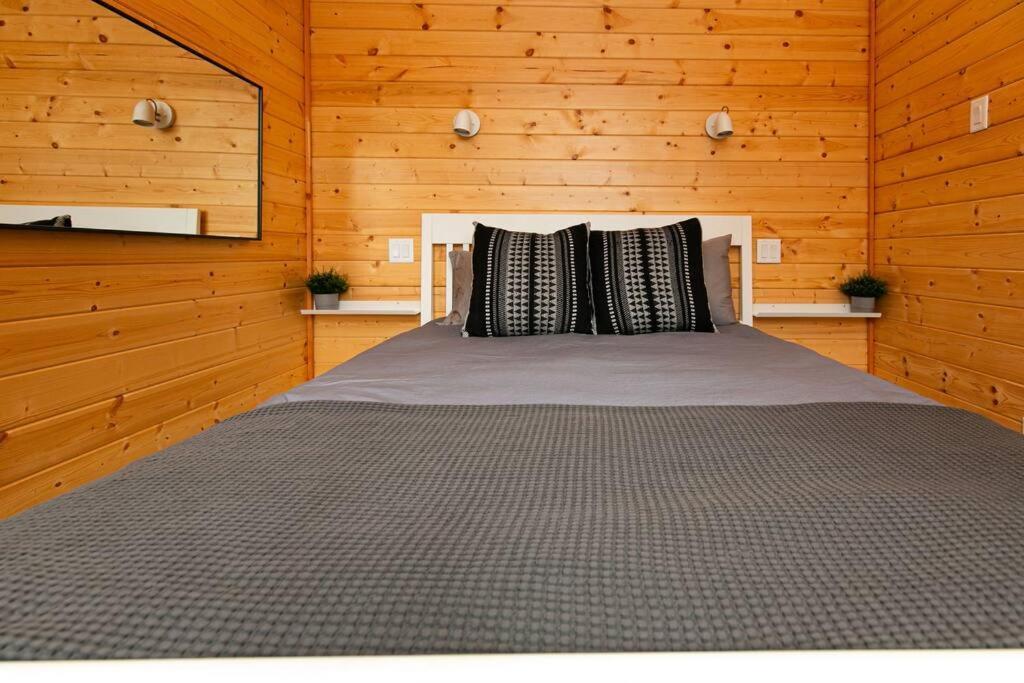 1-Bedroom Knotty Pine Cabin W Sauna & Jacuzzi Sooke Esterno foto