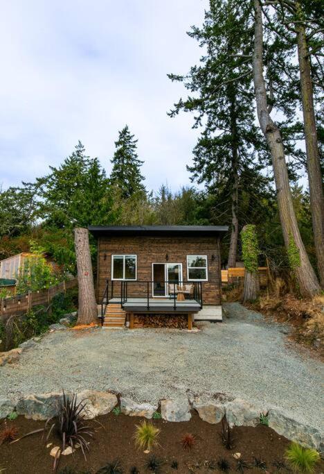 1-Bedroom Knotty Pine Cabin W Sauna & Jacuzzi Sooke Esterno foto