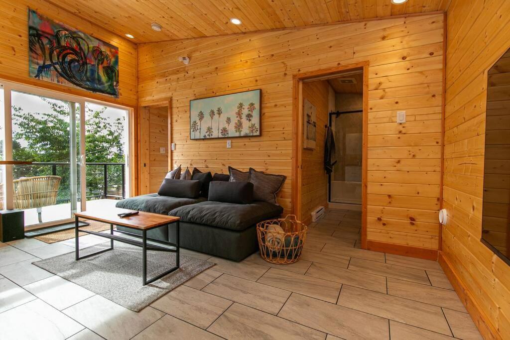 1-Bedroom Knotty Pine Cabin W Sauna & Jacuzzi Sooke Esterno foto