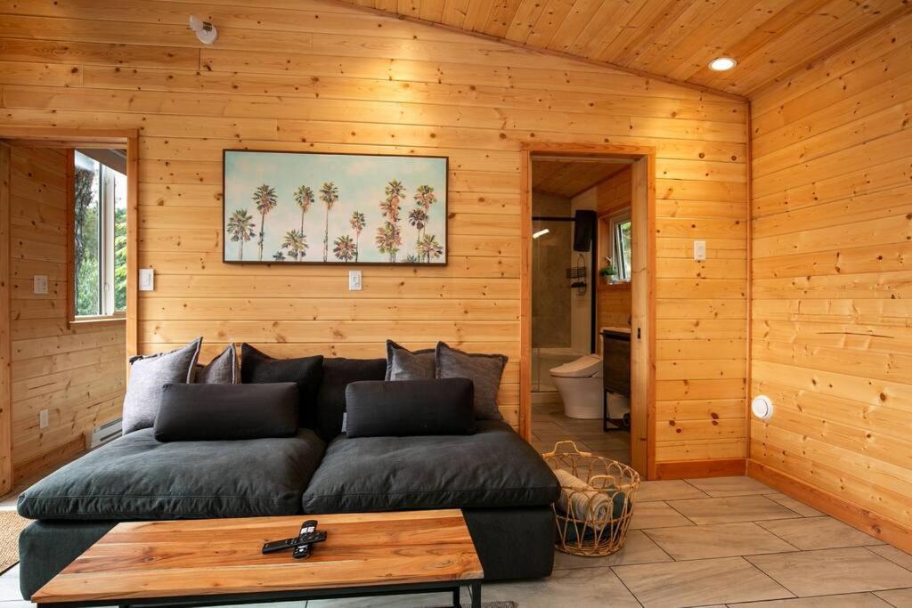 1-Bedroom Knotty Pine Cabin W Sauna & Jacuzzi Sooke Esterno foto