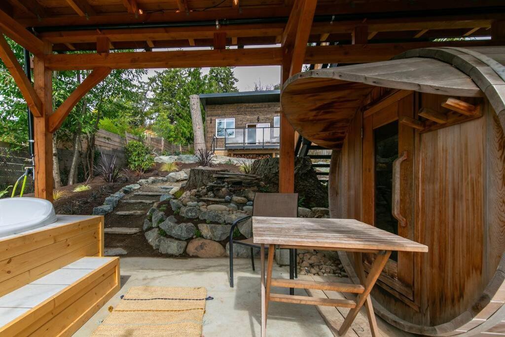 1-Bedroom Knotty Pine Cabin W Sauna & Jacuzzi Sooke Esterno foto