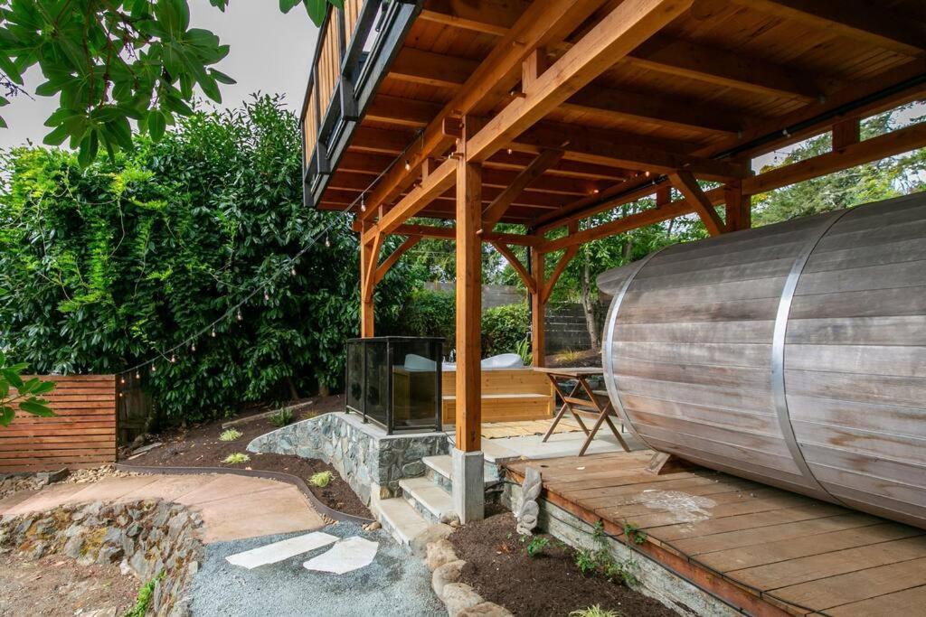 1-Bedroom Knotty Pine Cabin W Sauna & Jacuzzi Sooke Esterno foto