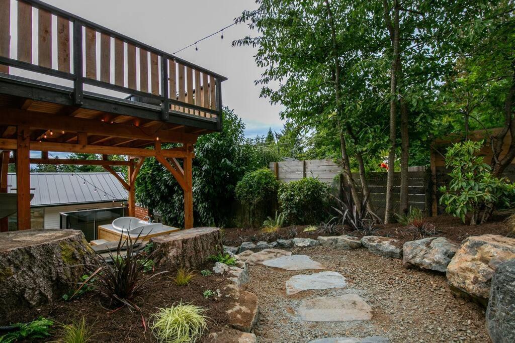 1-Bedroom Knotty Pine Cabin W Sauna & Jacuzzi Sooke Esterno foto