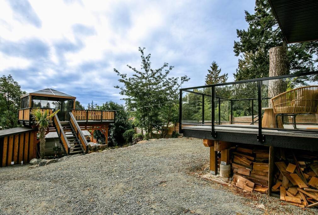 1-Bedroom Knotty Pine Cabin W Sauna & Jacuzzi Sooke Esterno foto