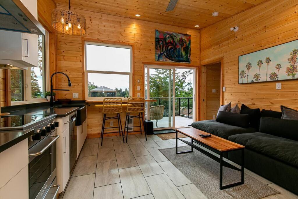 1-Bedroom Knotty Pine Cabin W Sauna & Jacuzzi Sooke Esterno foto