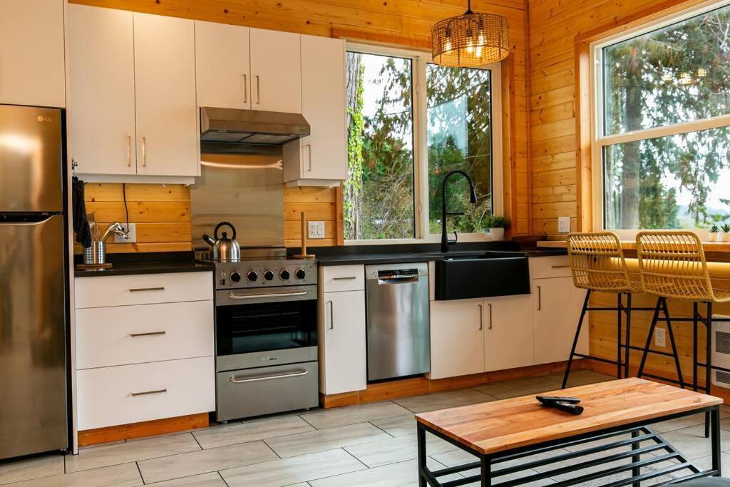 1-Bedroom Knotty Pine Cabin W Sauna & Jacuzzi Sooke Esterno foto