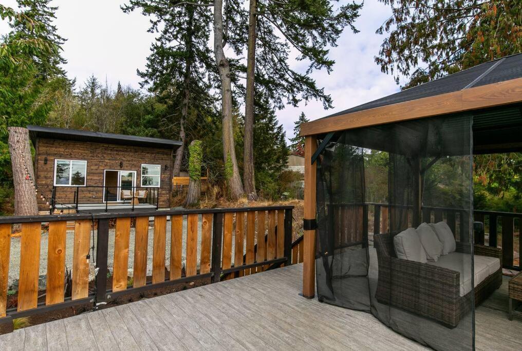 1-Bedroom Knotty Pine Cabin W Sauna & Jacuzzi Sooke Esterno foto