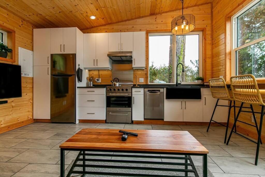 1-Bedroom Knotty Pine Cabin W Sauna & Jacuzzi Sooke Esterno foto