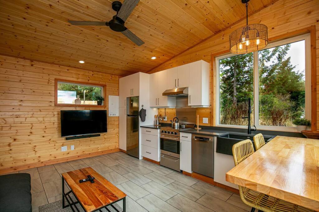 1-Bedroom Knotty Pine Cabin W Sauna & Jacuzzi Sooke Esterno foto