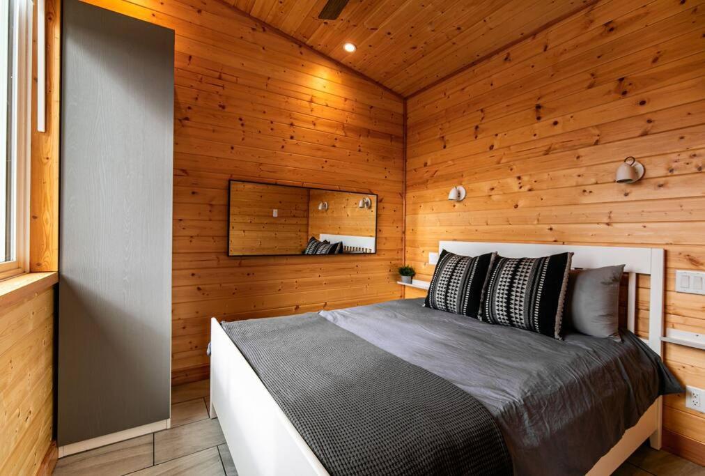 1-Bedroom Knotty Pine Cabin W Sauna & Jacuzzi Sooke Esterno foto