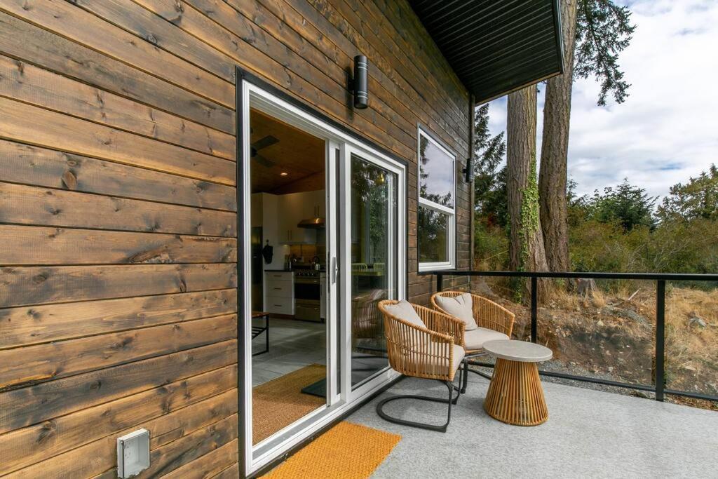 1-Bedroom Knotty Pine Cabin W Sauna & Jacuzzi Sooke Esterno foto