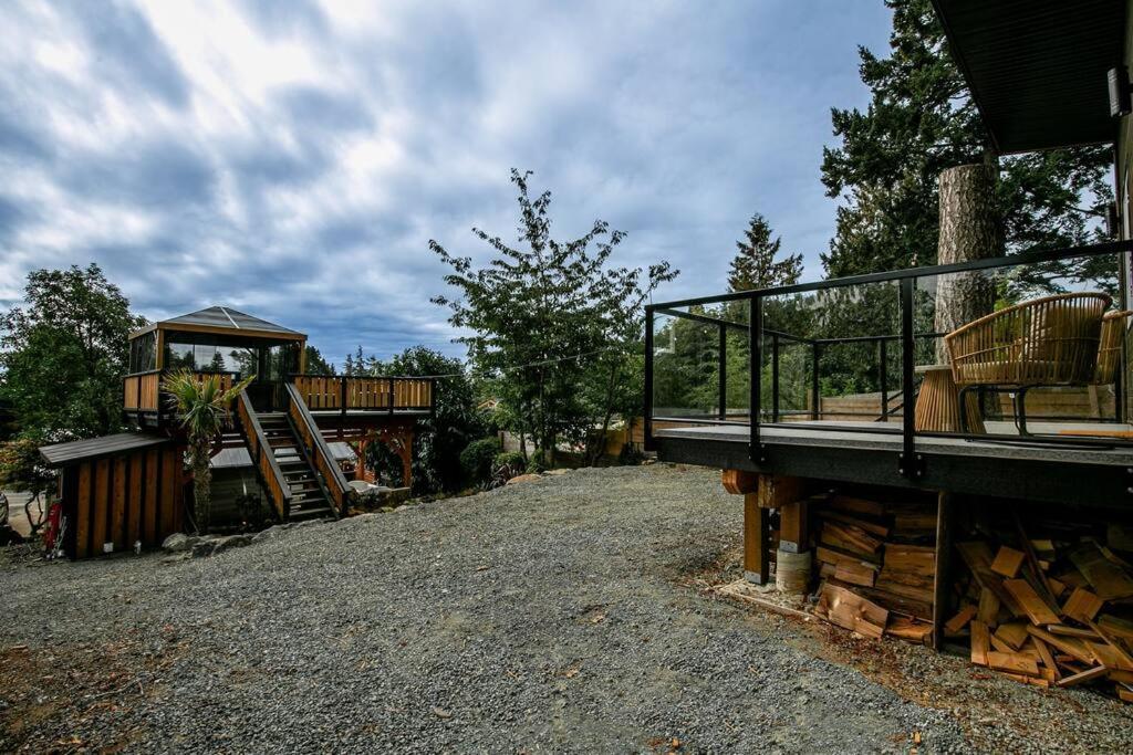 1-Bedroom Knotty Pine Cabin W Sauna & Jacuzzi Sooke Esterno foto