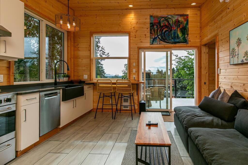 1-Bedroom Knotty Pine Cabin W Sauna & Jacuzzi Sooke Esterno foto