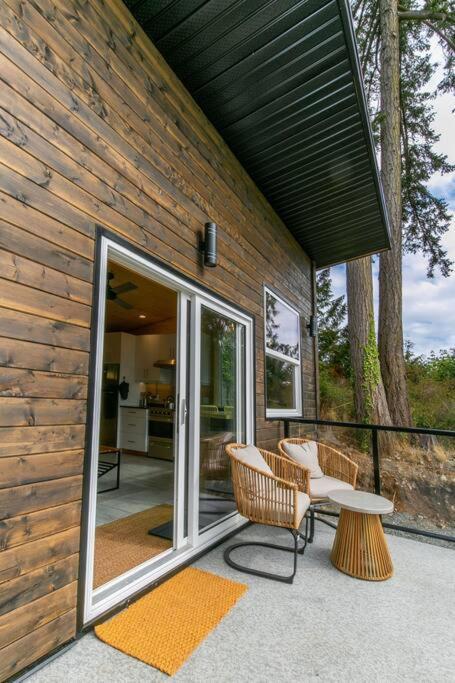 1-Bedroom Knotty Pine Cabin W Sauna & Jacuzzi Sooke Esterno foto
