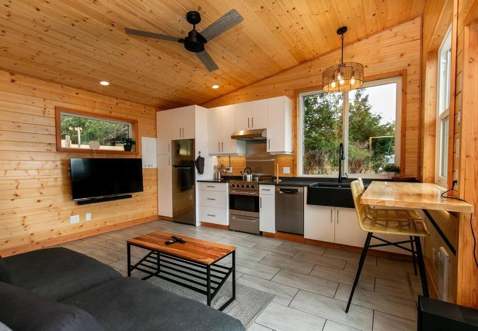 1-Bedroom Knotty Pine Cabin W Sauna & Jacuzzi Sooke Esterno foto