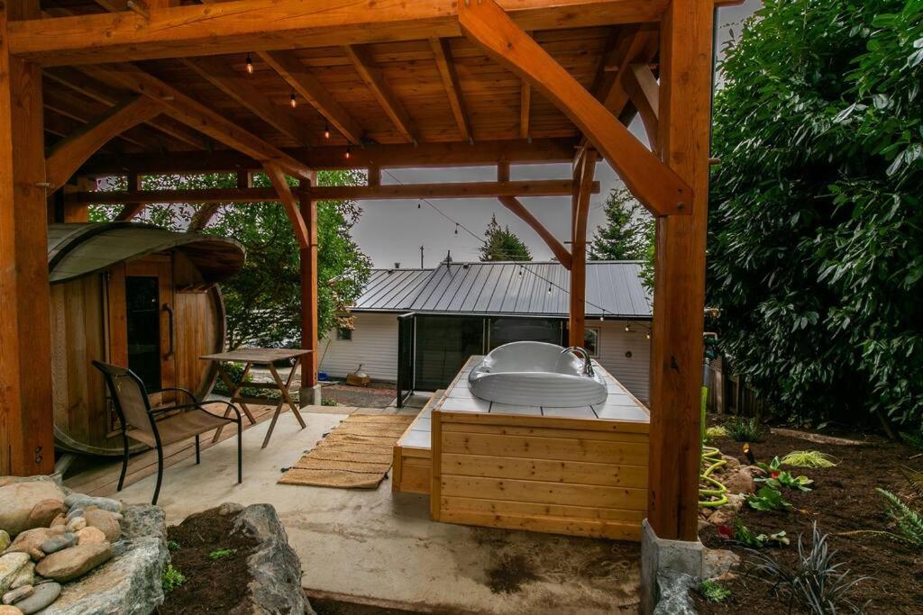 1-Bedroom Knotty Pine Cabin W Sauna & Jacuzzi Sooke Esterno foto