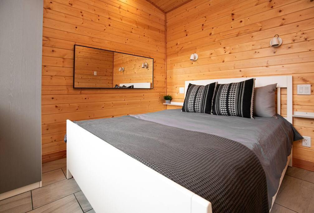 1-Bedroom Knotty Pine Cabin W Sauna & Jacuzzi Sooke Esterno foto