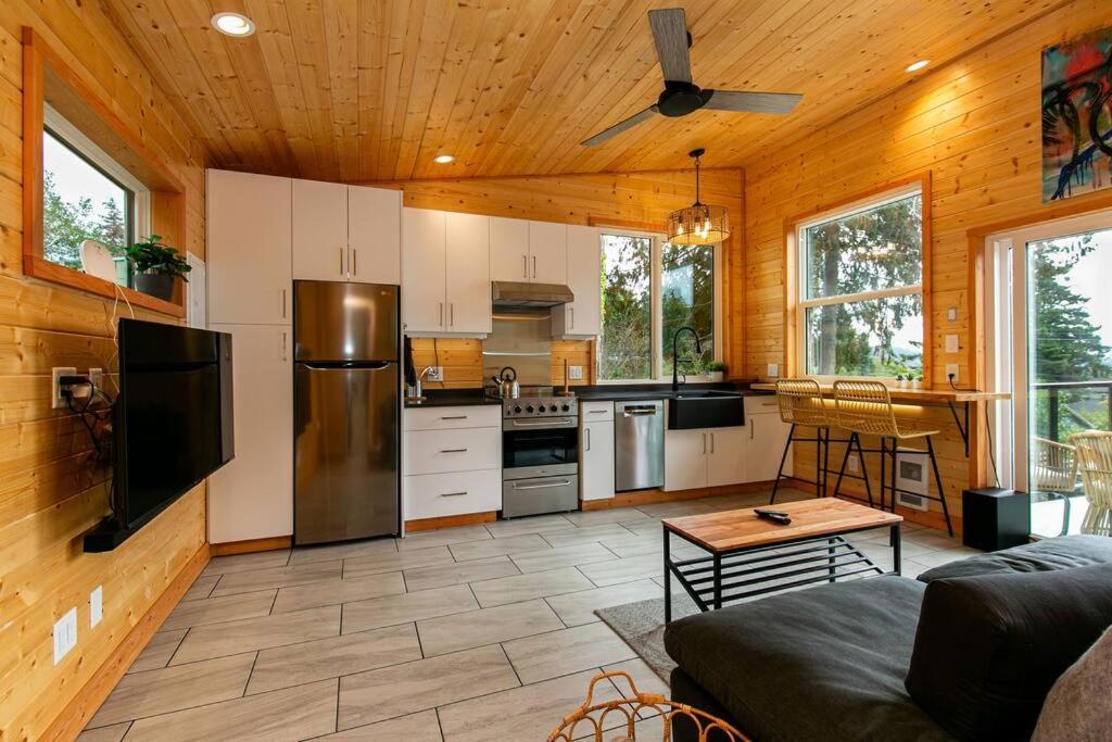 1-Bedroom Knotty Pine Cabin W Sauna & Jacuzzi Sooke Esterno foto