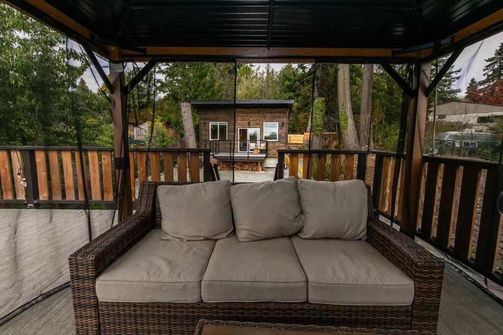 1-Bedroom Knotty Pine Cabin W Sauna & Jacuzzi Sooke Esterno foto
