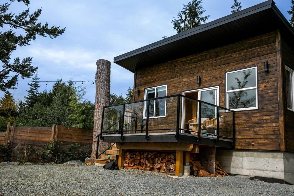 1-Bedroom Knotty Pine Cabin W Sauna & Jacuzzi Sooke Esterno foto