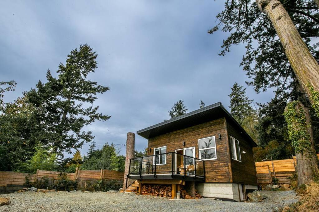 1-Bedroom Knotty Pine Cabin W Sauna & Jacuzzi Sooke Esterno foto