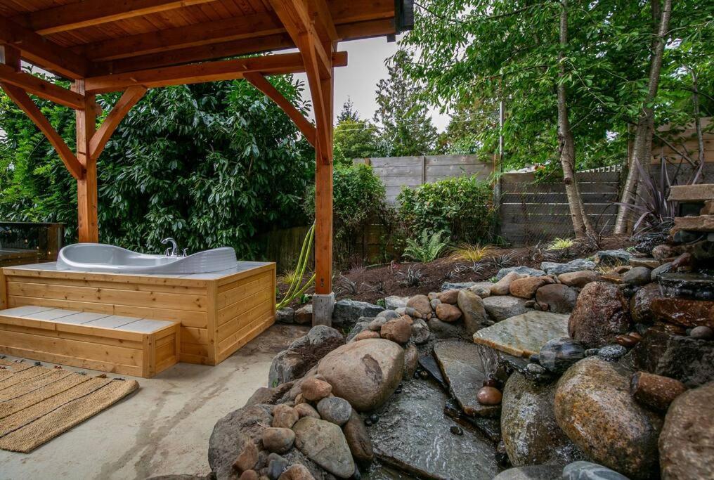 1-Bedroom Knotty Pine Cabin W Sauna & Jacuzzi Sooke Esterno foto