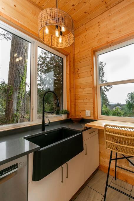 1-Bedroom Knotty Pine Cabin W Sauna & Jacuzzi Sooke Esterno foto