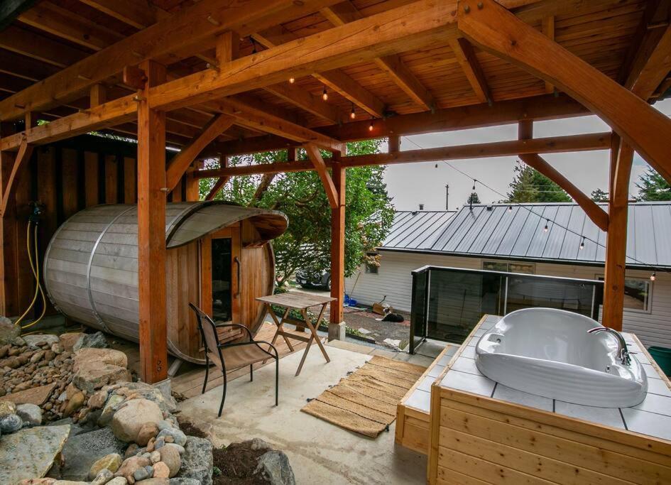 1-Bedroom Knotty Pine Cabin W Sauna & Jacuzzi Sooke Esterno foto
