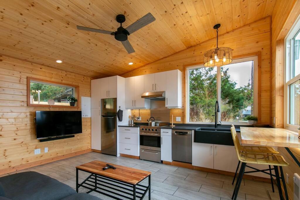 1-Bedroom Knotty Pine Cabin W Sauna & Jacuzzi Sooke Esterno foto