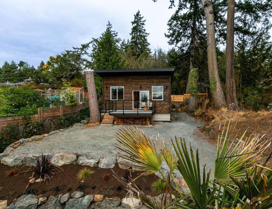 1-Bedroom Knotty Pine Cabin W Sauna & Jacuzzi Sooke Esterno foto