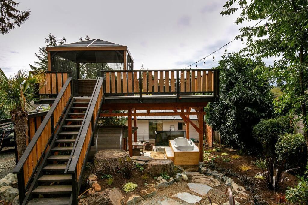 1-Bedroom Knotty Pine Cabin W Sauna & Jacuzzi Sooke Esterno foto