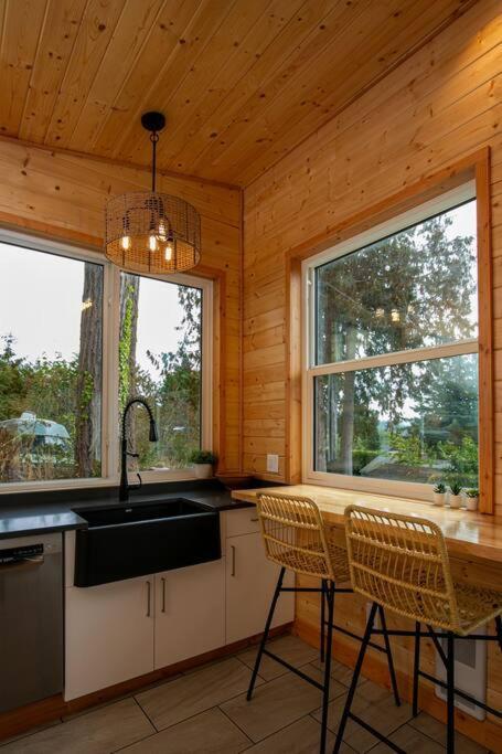 1-Bedroom Knotty Pine Cabin W Sauna & Jacuzzi Sooke Esterno foto