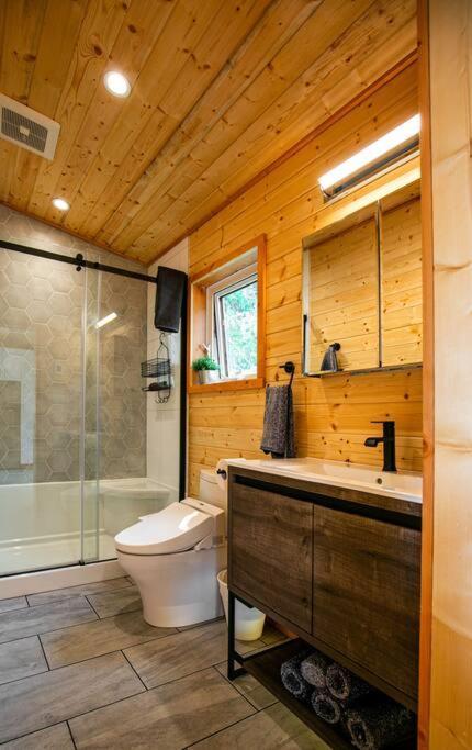 1-Bedroom Knotty Pine Cabin W Sauna & Jacuzzi Sooke Esterno foto
