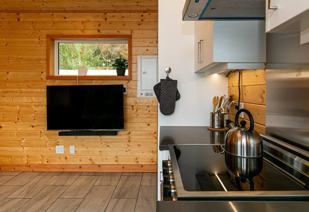 1-Bedroom Knotty Pine Cabin W Sauna & Jacuzzi Sooke Esterno foto