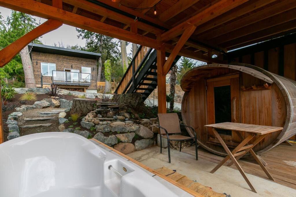 1-Bedroom Knotty Pine Cabin W Sauna & Jacuzzi Sooke Esterno foto