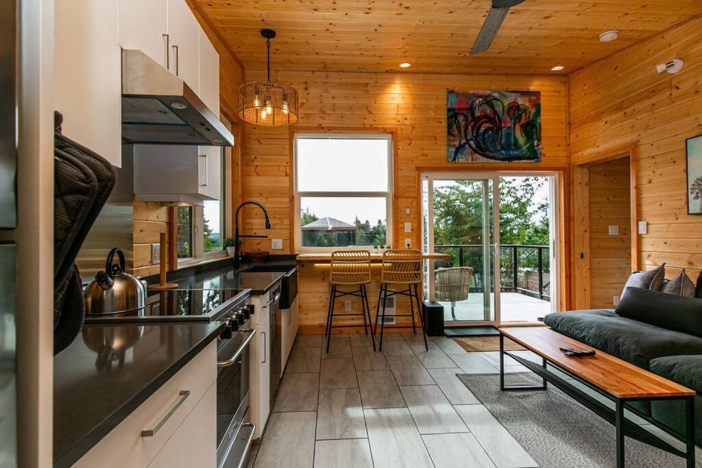1-Bedroom Knotty Pine Cabin W Sauna & Jacuzzi Sooke Esterno foto