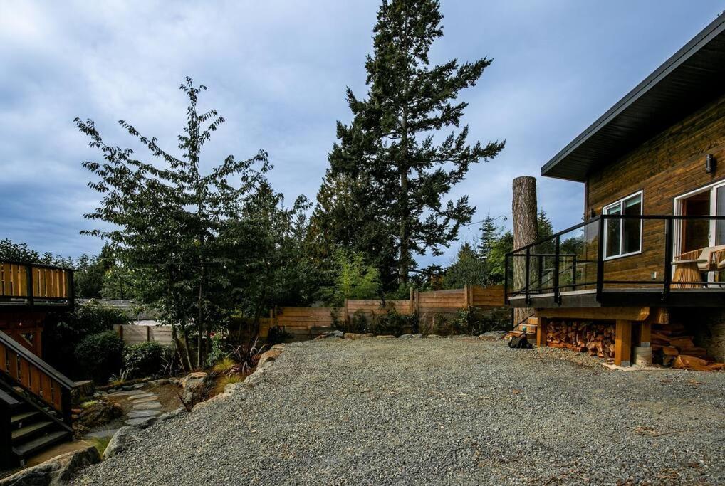 1-Bedroom Knotty Pine Cabin W Sauna & Jacuzzi Sooke Esterno foto