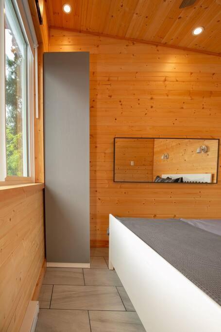 1-Bedroom Knotty Pine Cabin W Sauna & Jacuzzi Sooke Esterno foto